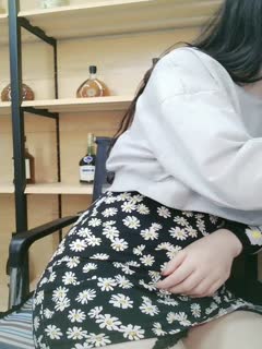 穿着黑色内衣的可爱大学女孩展示她挺拔的乳房和紧致的屁股